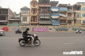 Đường hơn 300 tỷ đồng ở Hà Nội ngập tràn hình ảnh vẽ: Chủ tịch phường thông tin