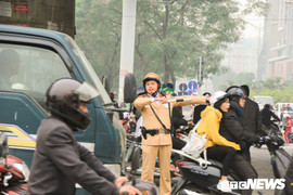 Thượng úy CSGT kể chuyện trực Tết: ‘Con gái hỏi, bố đi đâu mà lâu không về?’