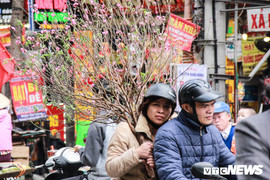 Ngày nghỉ lễ đầu tiên, người dân Hà Nội hối hả đi sắm Tết