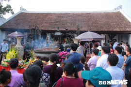 Ảnh: Người dân nô nức kéo về lễ hội Đền Trần trước 'giờ G'