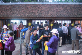 Người đi xin ấn: 'Chưa bao giờ tôi thấy Đền Trần bình yên như vậy'