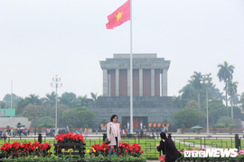 Ảnh: Đường phố Hà Nội rợp cờ hoa trước thềm Hội nghị thượng đỉnh Mỹ - Triều