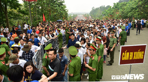 Ảnh: Biển người chen chân dưới nắng nóng ở Lễ hội Đền Hùng trước ngày chính hội