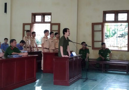 Bị xử phạt vì không đội mũ bảo hiểm, tài xế lấy đá ném vỡ xe của CSGT