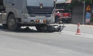 Dừng chờ đèn đỏ, 2 người đi xe máy bị xe ben tông nhập viện ở Vĩnh Phúc
