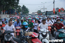 Người dân ùn ùn đổ về quê nghỉ lễ 30/4-1/5, nhà xe tự động tăng giá vé