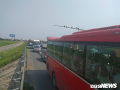 Ảnh, Video: Tai nạn liên hoàn gây ùn tắc, xe ô tô chôn chân xếp hàng dài cả cây số trên Cao tốc Pháp Vân - Cầu Giẽ