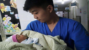 Đang quét rác, nữ lao công phát hiện bé trai sơ sinh bị bỏ rơi trong thùng rác ở Hà Nội