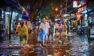 Dân Hà Nội bì bõm lội nước, xe cộ chết máy sau trận mưa lúc nửa đêm