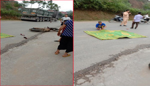 Va chạm với xe đầu kéo, hai mẹ con thương vong ở Yên Bái
