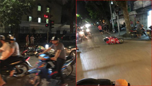 Ô tô tông hàng loạt xe máy dừng đèn đỏ ở Hà Nội