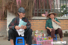 Ảnh: Dân Thủ đô mặc áo khoác, co ro dưới trời mưa phùn gió lạnh giữa ngày hè