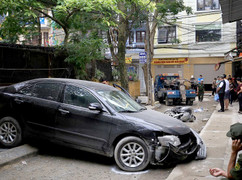 Nữ tài xế lùi xe trong ngõ, tông chết người đi xe máy ở Hà Nội