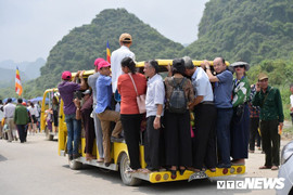 Ảnh: Hàng nghìn du khách đu bám, chen chúc trên xe điện miễn phí vào chùa Tam Chúc