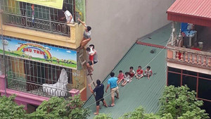 Người dân leo thang bế hàng chục trẻ nhỏ thoát khỏi đám cháy trường mầm non ở Hà Đông