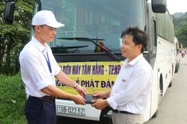 Cảnh sát hình sự trả lại ví tiền cho tài xế xe khách đánh rơi tại chùa Tam Chúc