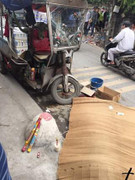 Xe ba gác xuống dốc bị lật nghiêng, đè chết người đi xe máy ở Hà Nội