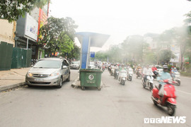 Ảnh: Nhà chờ xe buýt 'mọc' giữa tuyến đường hiện đại bậc nhất Thủ đô, người dân vừa đi vừa sợ