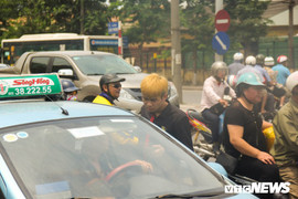 Ảnh: Xe ôm ế ẩm, taxi lên ngôi trong ngày Hà Nội nắng như đổ lửa