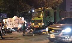 Dừng chờ đèn đỏ, hai nữ công nhân bị tông thương vong ở Hà Nội