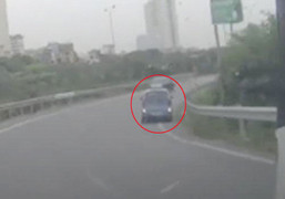 Nhìn thấy CSGT, tài xế taxi liều mạng đi lùi trên cao tốc Pháp Vân - Cầu Giẽ