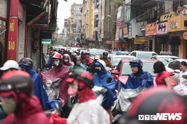 Ảnh: Xe cộ ùn tắc khắp ngả, người dân vất vả mưu sinh dưới trời mưa bão ở Thủ đô