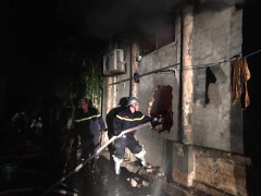 Đập tường, phun nước giải cứu 2 cô gái bị mắc kẹt trong cửa hàng bốc cháy ở Hà Nội