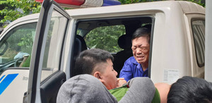 Chùm ảnh: Ông trùm Hưng 'kính' khóc nức nở chào tạm biệt người thân tại toà