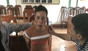 Bắt kẻ đi xe máy vận chuyển 10 bánh heroin ở Điện Biên