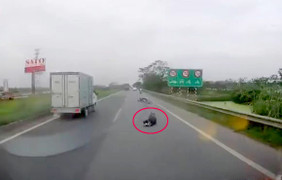 Phẫn nộ 2 tên cướp giật túi xách khiến cô gái ngã sõng soài trước đầu ô tô