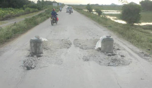 Sở xây trụ bê tông 'bẫy' người đi đường, dân Ninh Bình bức xúc đập bỏ