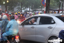 Giao thông Hà Nội hỗn loạn, người dân leo xe lên vỉa hè dưới cơn mưa lớn