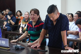 Xét xử nhóm bảo kê chợ Long Biên: Nữ tiểu thương tiếp tục bật khóc, đề nghị xử nghiêm các bị cáo