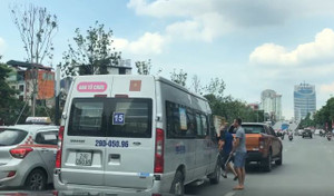 Bị xe ô tô 16 chỗ chèn ép, lái xe bán tải cầm gậy đánh golf xuống dằn mặt