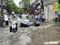 Hà Nội mưa dông diện rộng, nguy cơ ngập lụt hàng loạt tuyến phố