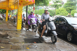 Ảnh: Người dân Hà Nội làm 'xiếc' trên vỉa hè để thoát ùn tắc sau mưa lớn