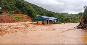 Nước lũ cuồn cuộn đổ về Sơn La, nhiều tuyến đường ngập sâu