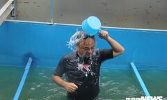 Ảnh: Chuyên gia Nhật Bản bơi lội, lấy nước sông Tô Lịch gội đầu