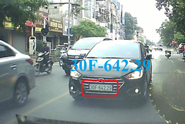 Clip: Lái ô tô lấn hết làn đường, còn nháy đèn yêu cầu xe đi đúng né tránh