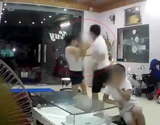 Nhân viên kho bạc Nhà nước ở Bắc Kạn đánh vợ tới tấp trước mặt con nhỏ