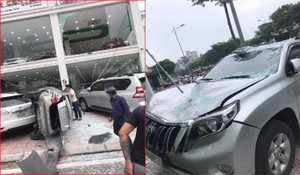 Nhân viên showroom đạp nhầm chân ga, ô tô đâm vỡ cửa kính lao từ tầng hai xuống đất