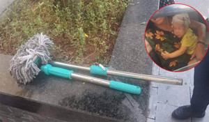 Đang chơi cùng bà, bé trai hơn 1 tuổi bị cây chổi lau nhà từ tầng 17 chung cư rơi vỡ đầu
