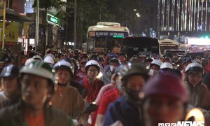Hà Nội mưa to gió giật khủng khiếp: Cây đổ la liệt khắp thành phố, mọi ngả đường tắc cứng