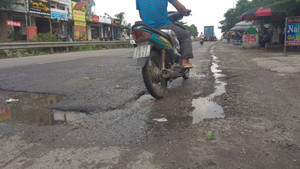 Dân xả thẳng nước thải ra quốc lộ vì không có...cống