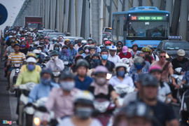 Ảnh: Ô tô, xe máy nhích từng mét vượt cầu Chương Dương vào trung tâm thành phố