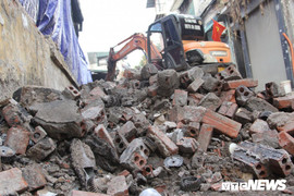 Sau khám nghiệm hiện trường, Công ty Rạng Đông phun nước dọn đống đổ nát