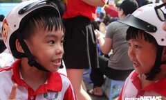 3.000 học sinh lớp 1 Hà Nội được tặng mũ bảo hiểm