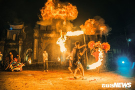 Múa đuốc, phun dầu thổi lửa trong đêm phá cỗ Trung Thu ở ngoại thành Hà Nội