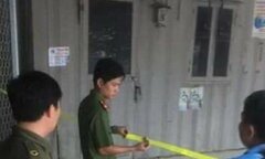 Chồng tẩm xăng tự thiêu cùng vợ trong container