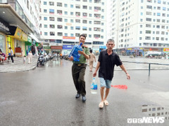 Ảnh: Bộ đội, công an giúp dân chung cư Linh Đàm đón nước sạch trở lại